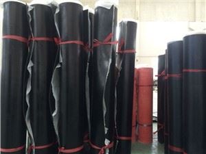 Tepelně odolný 1 mm 1,5 mm Tloušťka Černá EPDM NBR Fluorkaučuk FPM Vodotěsná Membrána Gumové role Dodavatelé